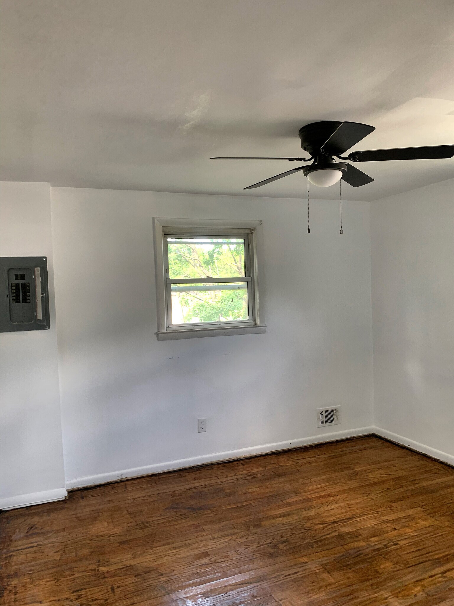 Primary bedroom - 3813 White Ave