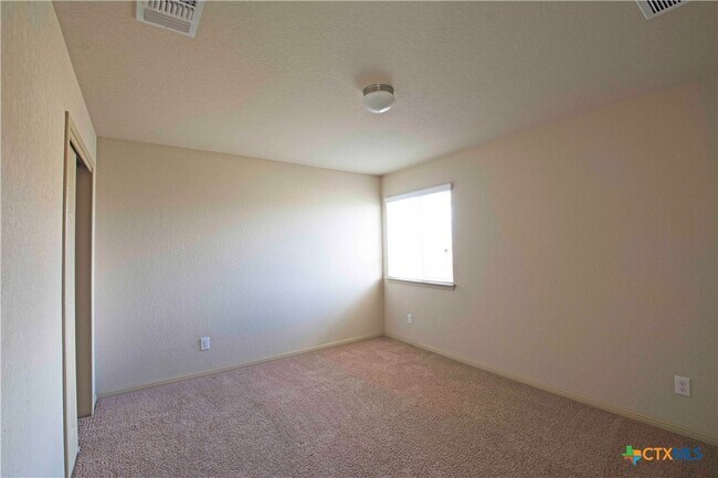 Building Photo - 864 Foxfire Dr