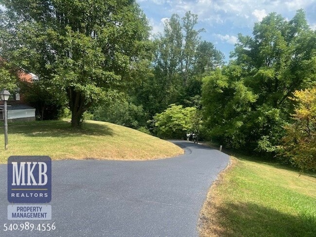 Building Photo - 2-Possibly 3 Bedroom completly remodeled h...