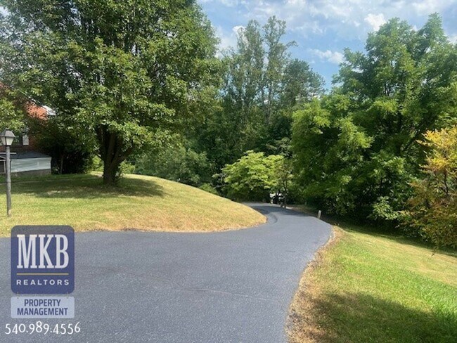 Building Photo - 2-Possibly 3 Bedroom completly remodeled home in Clearbrook