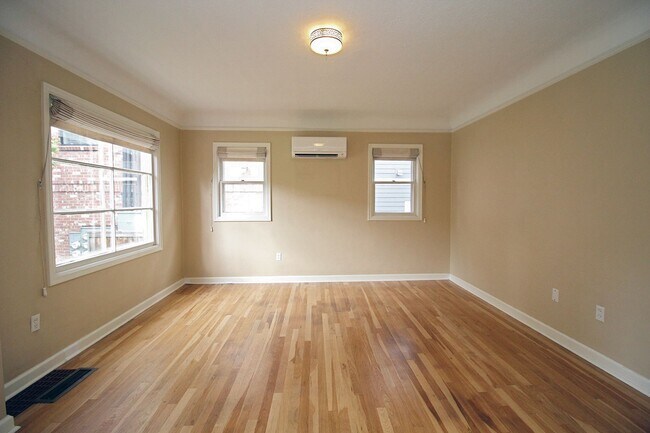 Building Photo - 6836 N Greenwich Ave
