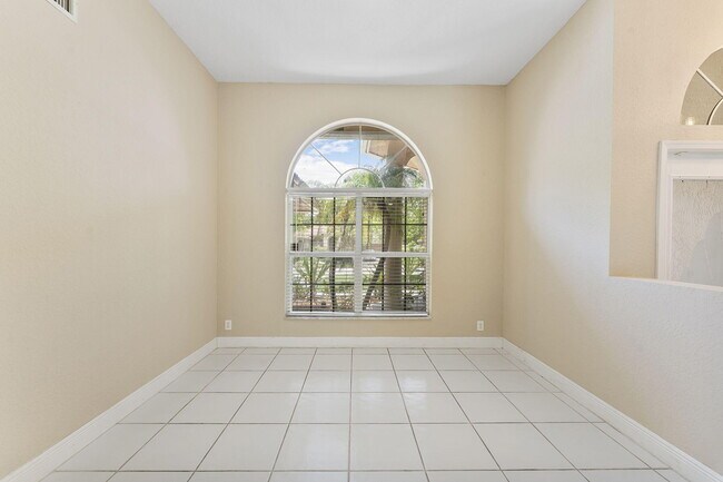 Building Photo - 4868 Kensington Cir