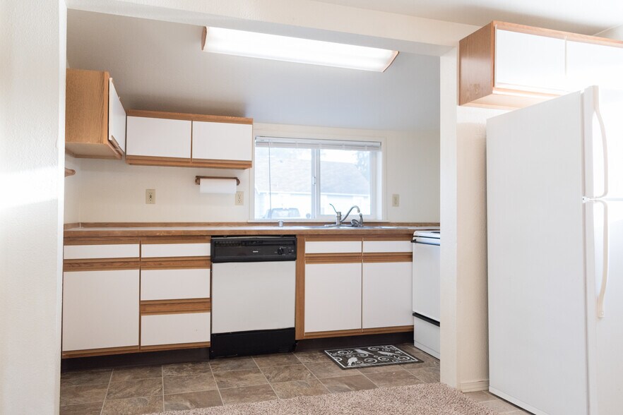 Full Kitchen with dishwasher, all appliances included. Nice large and bright window! - 1007 W Main St