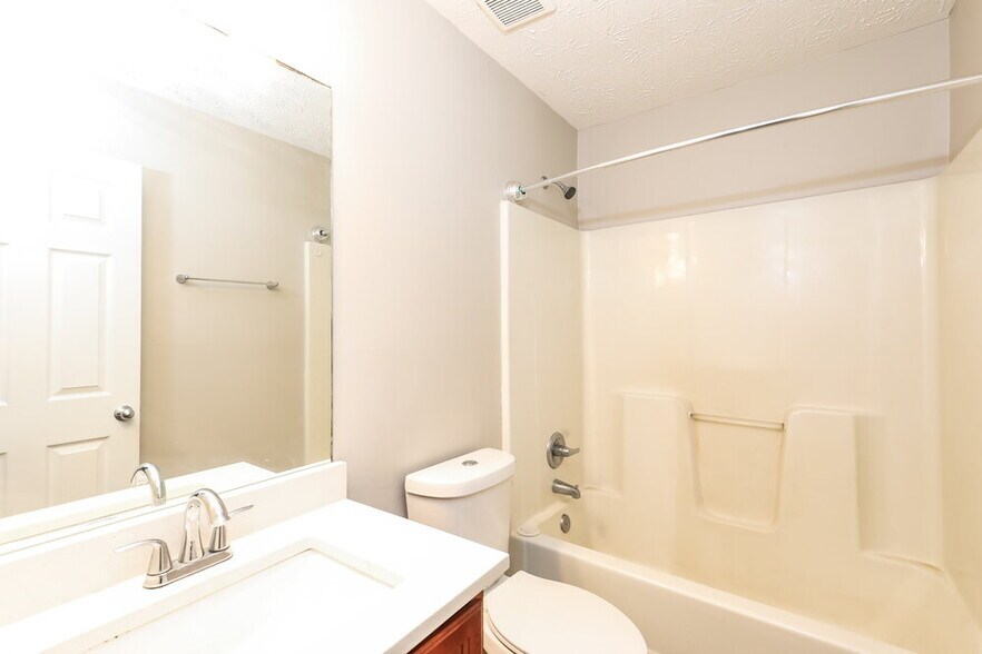 Building Photo - 2390 Village Green Dr