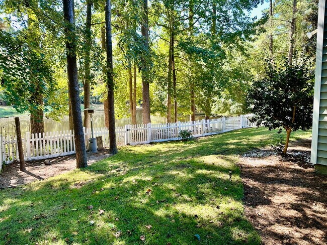 Building Photo - Three Bedroom Home in the Farm with a Lago...