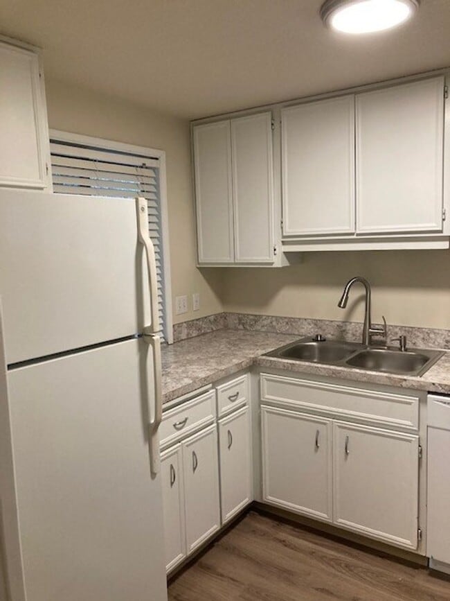 Building Photo - 3883 Colony Oaks Dr