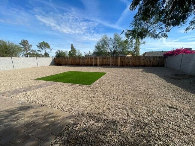 Building Photo - 3831 S Mitchell Dr