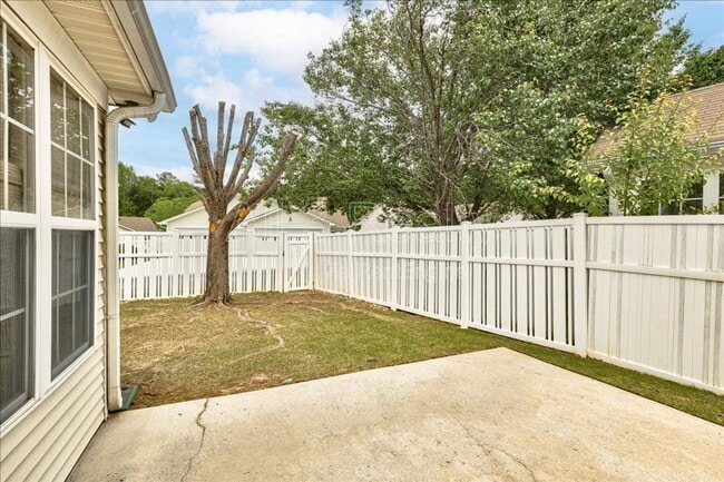 Building Photo - 1033 Pinehurst Dr