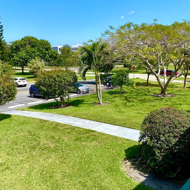 Building Photo - 397 Markham R