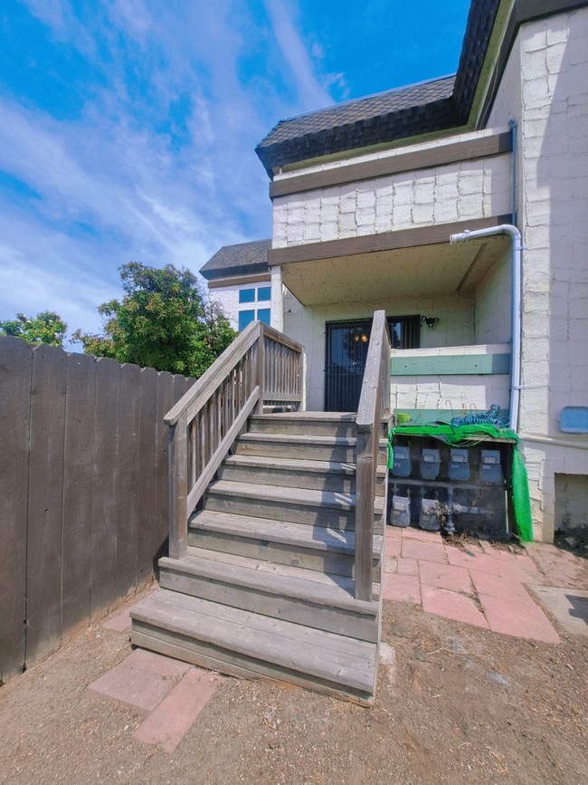Building Photo - Beautiful 2 Bedroom Condominium Near Fashi...
