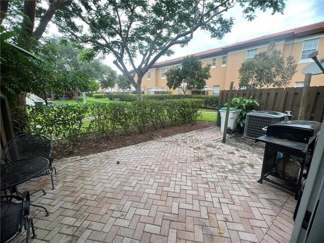 Building Photo - 6920 Julia Gardens Dr