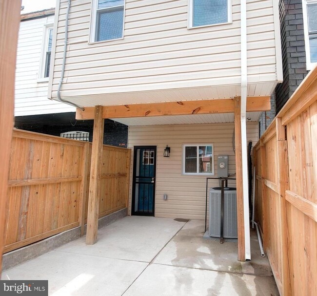 Building Photo - 2624 Llewelyn Ave