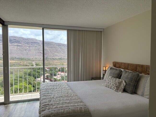 Building Photo - Makaha Valley Towers - One Bedroom