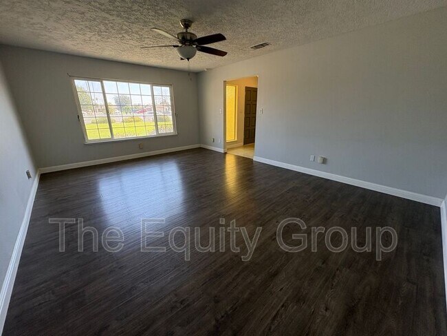 Building Photo - 473 W Deodar Ln
