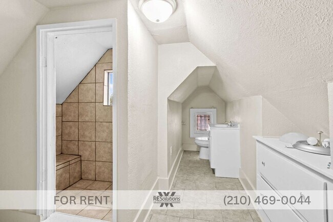 Building Photo - 1618 W Kings Hwy