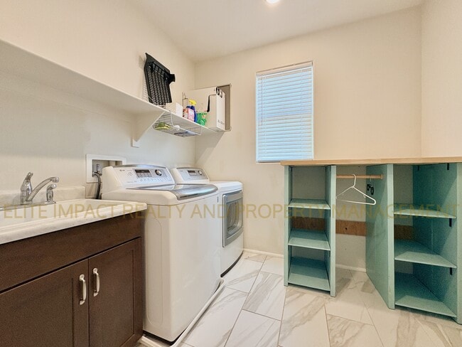 Building Photo - 9731 E Lynx Lk Trl