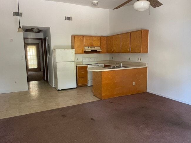 Building Photo - Newly renovated 1 bed 1 bath Townhouse