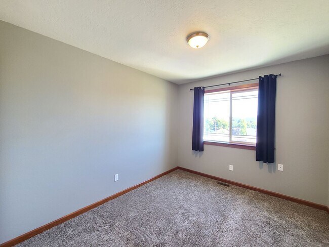 Building Photo - $2,200 -  3 Bed / 2.5 Bath Beautiful Spokane Valley House