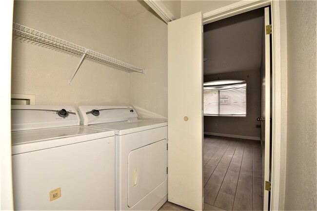 Building Photo - Stunning 1 Bed 1 Bath Condo On 2nd Floor a...