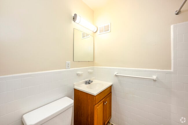 2BR, 1BA - 900SF - Bathroom - Walden Commons