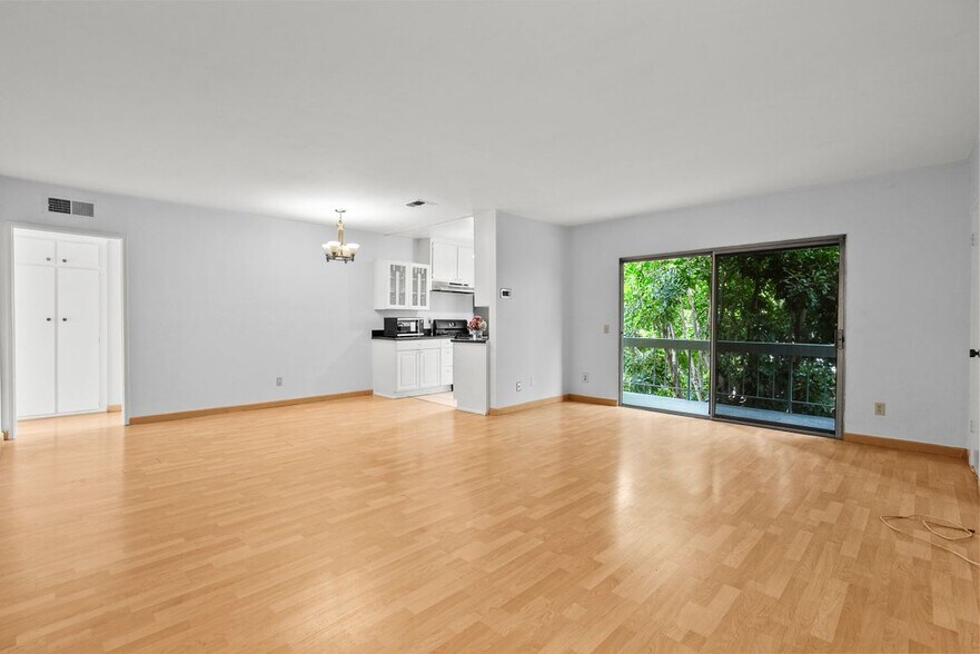 Building Photo - 5055 Coldwater Canyon Ave