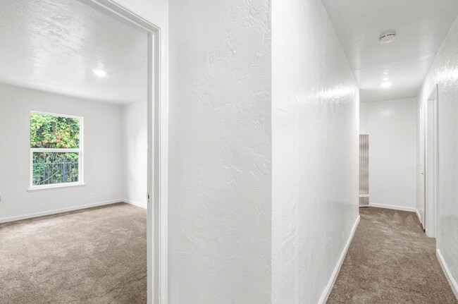 Building Photo - Newly Updated Oakland 3-Bed: Off-Street Pa...