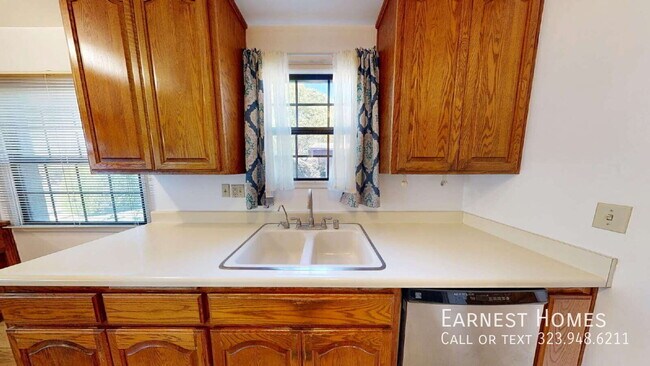 Building Photo - 13950 Garber St