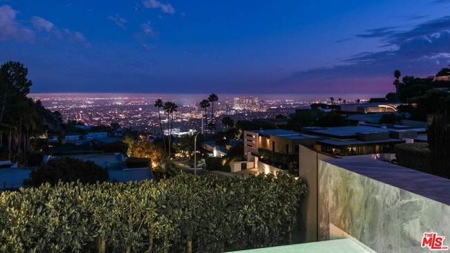 Building Photo - 1814 N Doheny Dr