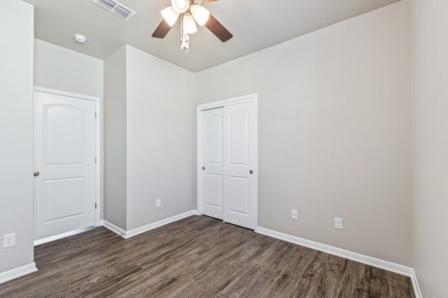 Building Photo - 1204 Grand Oak Trail