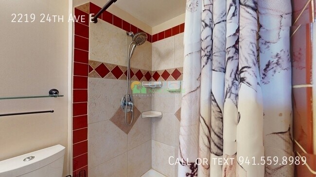 Building Photo - 2219 24th Ave E