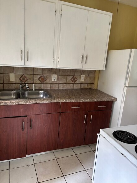 Building Photo - 1007 NE 112th St