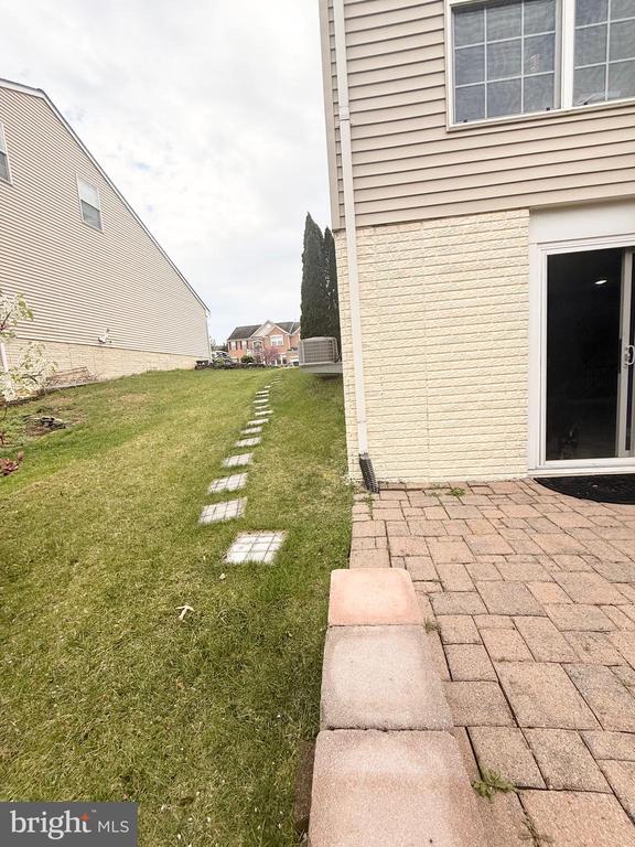 Building Photo - 10196 Breezeway Dr