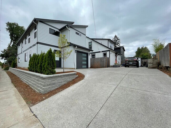 Building Photo - 4Bd/2.5Ba Corner Home in Desireable Portsmouth Neighborhood ~ Newly Built, Quartz Countertops, Si...