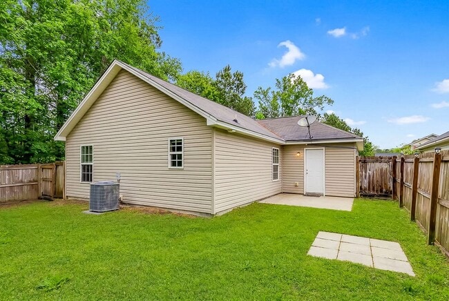 Building Photo - Charming 3BR Home/ Fenced Yard Convenient & Comfortable Living