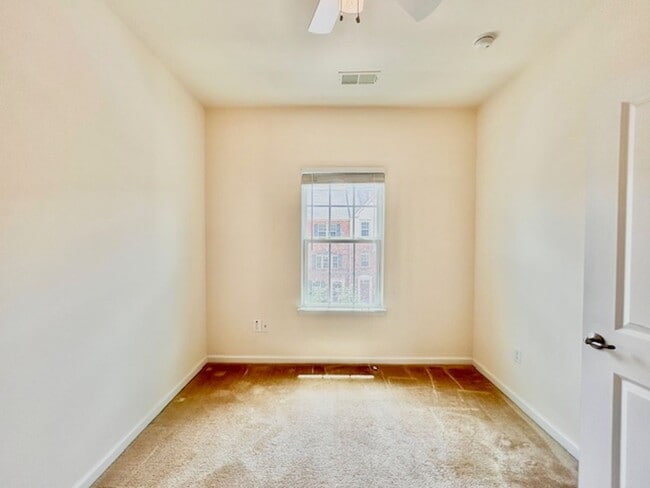 Building Photo - Welcome to the desirable Howard Square