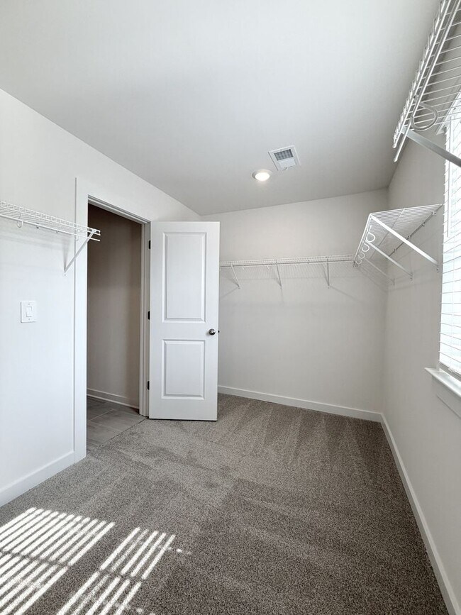 Building Photo - 2372 Meadowwood Dr