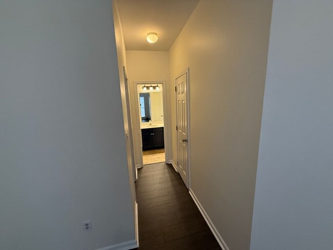 Building Photo - Beautiful End-unit townhome in university with Primary bedroom on 1st floor
