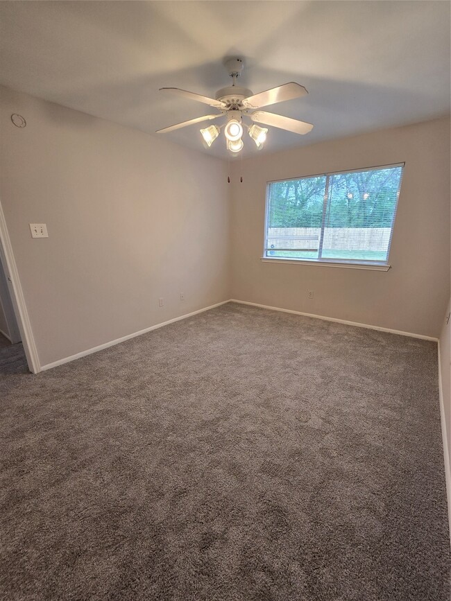 Building Photo - 16022 Old River Rd