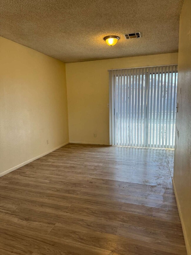 Building Photo - 2 bedroom 2 bath Single Story located in H...