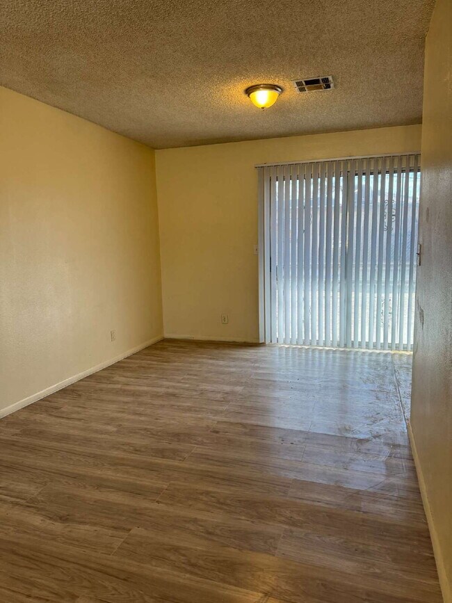 Building Photo - 2 bedroom 2 bath Single Story located in HENDERSON