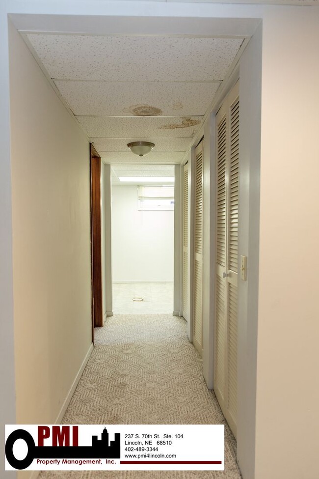 Building Photo - 8030 N Hazelwood Dr