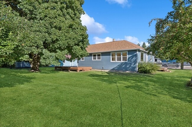 Building Photo - Charming 2 bedroom, 1 bath house