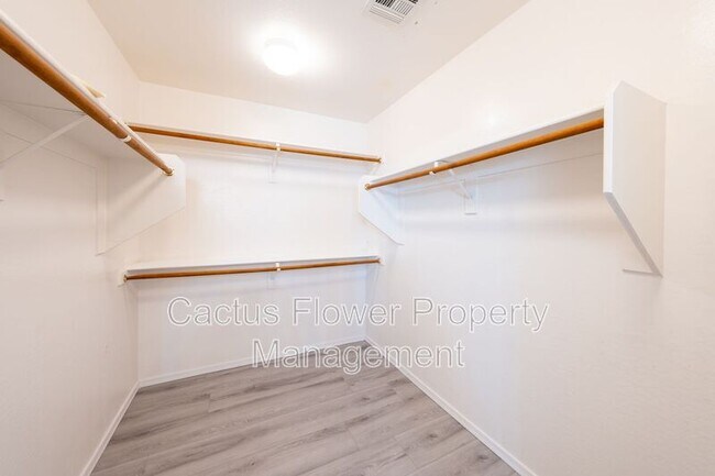 Building Photo - 2721 E Bart St