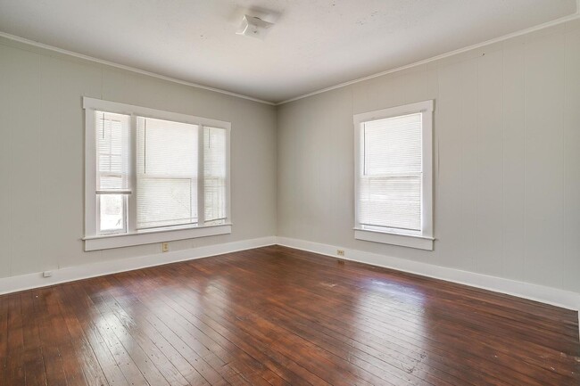 Building Photo - Large 4 Bed, 2 Bath in the heart of Histor...
