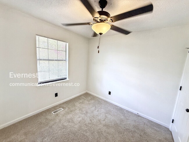 Building Photo - 2227 Cheshire Dr