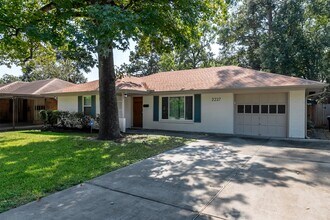 Building Photo - 2227 Libbey Dr
