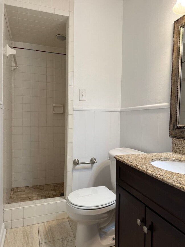 Building Photo - 8606 Holiday Dr