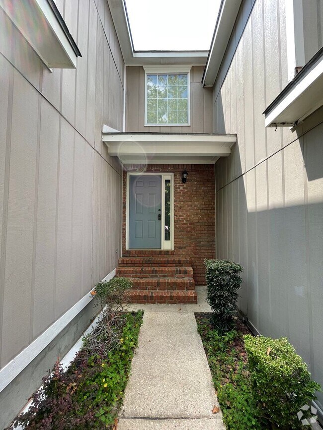 Building Photo - Briarwood West