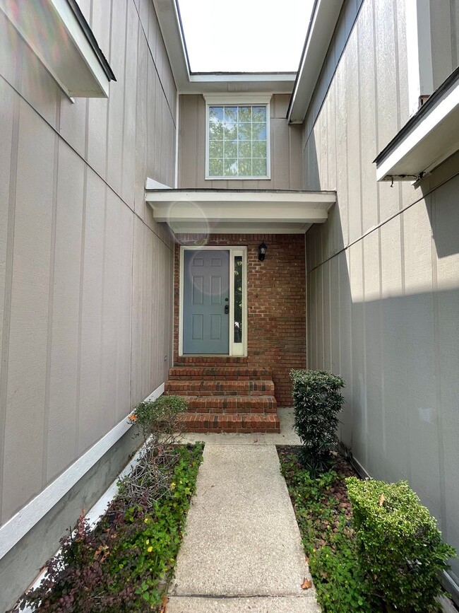 Building Photo - Briarwood West