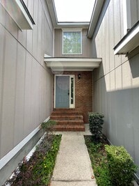 Building Photo - Briarwood West